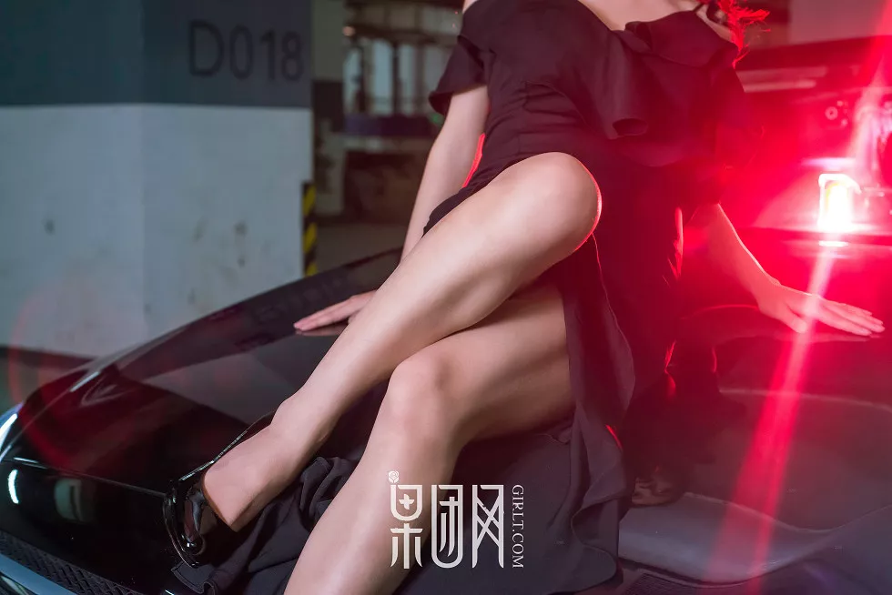 Xgyw.Org_[GIRLT果团网]NO.107_嫩模微微性感豪车女郎黑色吊带连身裙秀完美身材写真63P