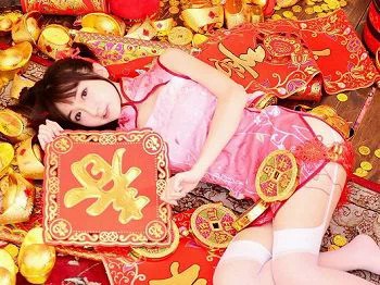 台湾美女刘点点喜气洋洋系列粉色旗袍装配吊带白丝袜迷人诱惑写真26P