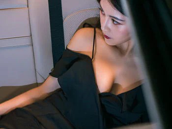 [GIRLT果团网]NO.107_嫩模微微性感豪车女郎黑色吊带连身裙秀完美身材写真63P